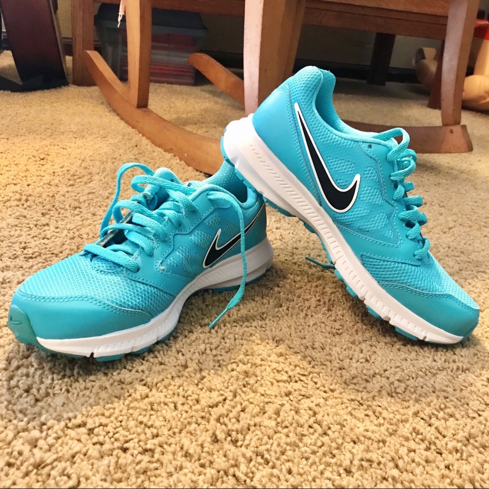 NEW Women’s 7 Blue Nike Tennis Shoes